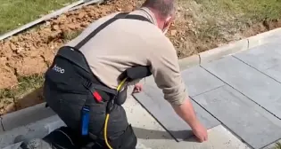 Asistente de enfermería ayudando a un paciente a levantarse.